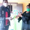 Occupation jeune : l’honorable Elise Pokossy Doumbe offre des équipements sportifs à la jeunesse de  Wouri Est
